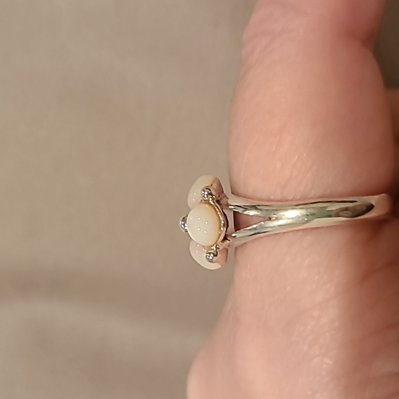 Sterling silver flower ring - Picture 2 of 6